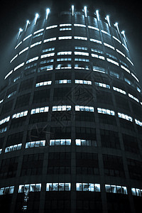 夜间办公大楼城市黑色窗户建筑商业摩天大楼公司办公室金融图片