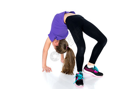 小体操运动员表演一座桥杂技女性平衡孩子体操健身房活动演员工作室身体图片
