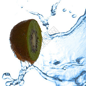 在kiwi上喷水背景图片