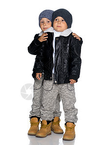 两个穿黑夹克和帽子的小男孩兄弟领带男人童年男生套装衣服工作室孩子男孩们图片