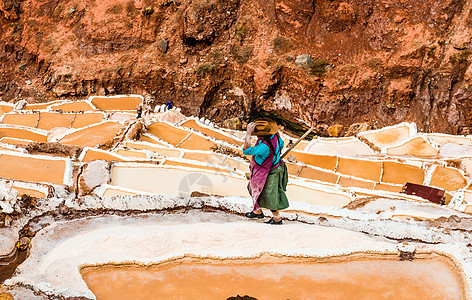 萨利纳斯德马拉斯女士生产盐碱地矿物水池生理石头盐水旅游文化图片