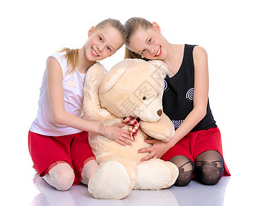 有泰迪熊的女孩们动物幸福女孩孩子乐趣棕色玩具微笑白色快乐图片