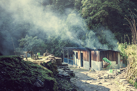 尼泊尔Annaourna地区山村的房屋远足森林木头房子电路天空风景旅行建筑金属图片