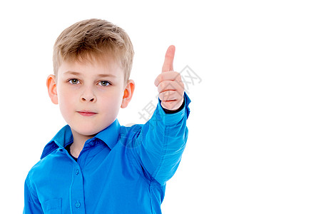 一个小男孩举起一只手指男性微笑手势情感活动快乐工作室乐趣喜悦幸福图片
