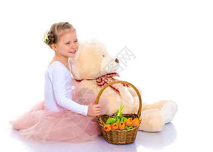 一个小女孩 带着一篮子花和泰迪熊的小姑娘是坐着的女性艺术家庭裙子礼物快乐花朵幸福头发微笑图片