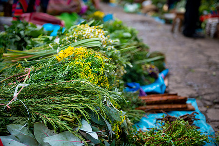 在秘鲁街头市场上的一帮草药图片