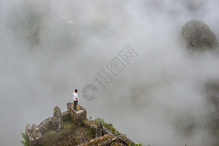 人站在山边的山边旅行文明薄雾废墟旅游文化天空帝国男人马丘图片