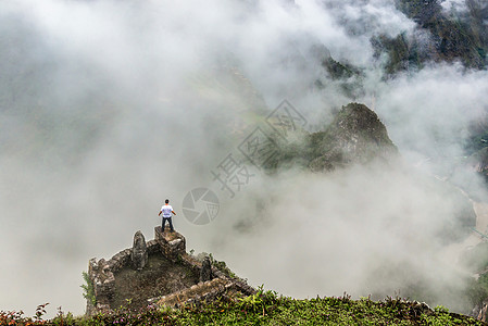 人站在山边的山边天空比丘城市文明旅游文化全景男人帝国废墟图片