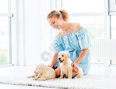 可爱的女孩和小狗快乐朋友幸福宠物朋友们女性拥抱犬类伴侣猎犬图片