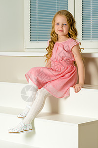 美丽的小女孩坐在白色的楼梯上 笑声快乐工作室享受女性阁楼孩子教育裙子乐趣粉色图片