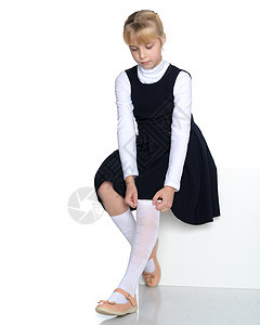 一个小女孩正在修补她的袜子姿势幸福女性丝袜紧身衣害羞裙子蓝色金发青年图片