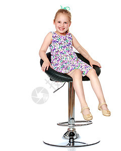 小女孩坐在椅子上的椅子上喜悦头发女孩座位工作室情绪幼儿园童年微笑婴儿图片