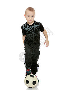 那个小男孩手里拿着球的小男孩幸福青年男性微笑乐趣活动孩子童年游戏足球图片