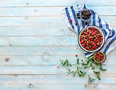 散落的野生鲜花 樱桃和成熟草莓 上观图片