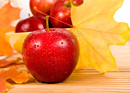 黄色碗里的苹果小吃食物甜点水果圆圈作品活力团体白色红色图片