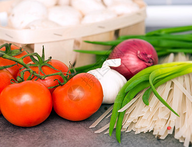 新鲜生菜和大米面面草本植物洋葱收成厨房食物收藏胡椒桌子蔬菜香料图片