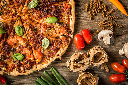 意大利美食背景绿色面条乡村桌子香料木板洋葱脆皮草药食物图片