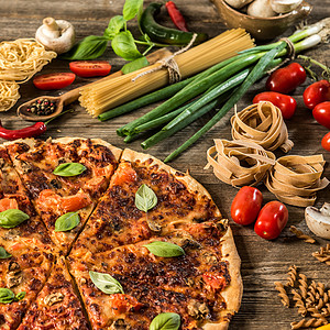 意大利美食背景洋葱草药脆皮面条乡村食物桌子香料木板绿色图片