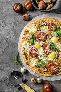 披萨和披萨刀带蘑菇的自制披萨树叶蔬菜烹饪草药乡村意大利语胡椒木板面团小吃背景
