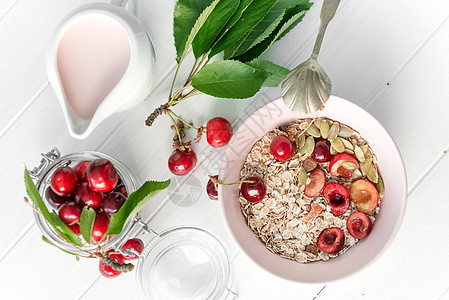 健康早餐 面食草和樱桃牛奶谷物葡萄干坚果活力浆果纤维小吃食物桌子图片