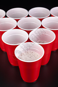 安排红塑料杯以打啤酒乒乓球游戏酒吧桌子朋友们塑料派对宿醉竞赛活动集装箱杯子图片