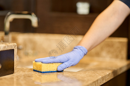 在客人到来前清洗和消毒洗手间图片