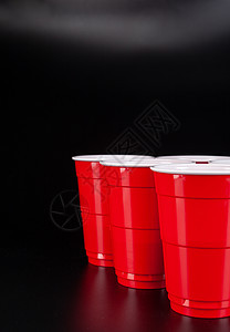 红塑料杯和啤酒乒乓游戏的球集装箱塑料回收享受杯子网球生活酒精活动竞赛图片