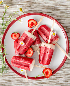 美味的冰淇淋 草莓和香蕉口味图片