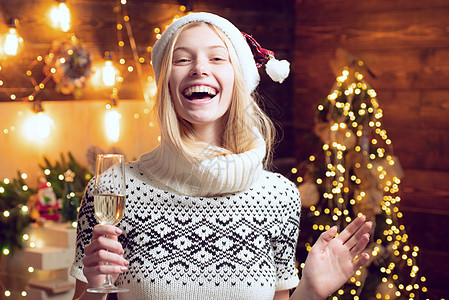 女人可爱的编织毛衣在家中享受圣诞节气氛 女孩冬季服装圣达克莱斯帽庆祝圣诞节和新年快乐 (笑声)图片