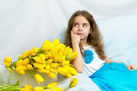 金发美丽的女学生 黄色郁金香的郁金香儿童孩子花朵快乐工作室花束妈妈们女性童年裙子图片