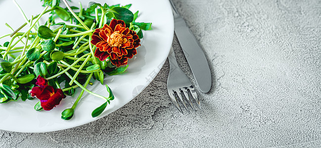 餐盘上带沙拉的叉和刀盘子绿色植物食谱餐厅桌子饮食午餐早餐咖啡店美食图片