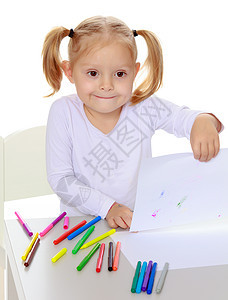 女孩用标记画画房间托儿所铅笔床单孩子们微笑创造力绘画教育学校图片