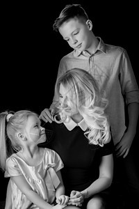 年轻母亲与她的儿子和女儿一起工作室黑白工作室ph生活母性家庭快乐女士喜悦乐趣幸福女孩父母图片