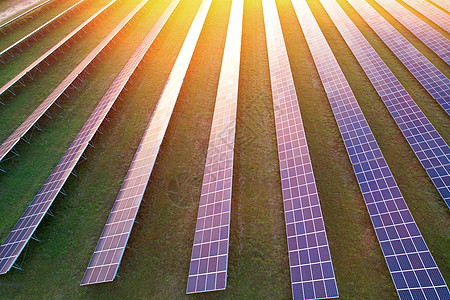 太阳能电池板在太阳能电池板的领域与傍晚太阳的眩光图片
