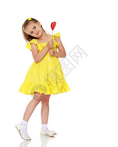 拿着糖果在棍子上的小姑娘享受快乐乐趣婴儿喜悦舌头漩涡女孩棕色甜点图片