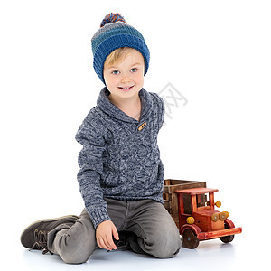 小男孩在玩木制汽车车辆玩具幼儿园游戏家庭地面男性运输闲暇车轮图片
