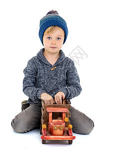 小男孩在玩木制汽车车轮家庭地面活动喜悦男生男性教育孩子幼儿园图片