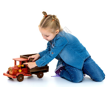 小女孩在玩木制汽车闲暇幼儿园建筑学校苗圃托儿所婴儿运输地面童年图片