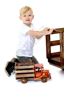 小男孩在玩木制汽车婴儿幼儿园活动车辆男性地面学习游戏家庭男生图片