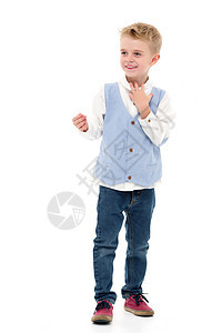 成熟成长的英俊小男孩微笑孩子短裤衣服喜悦男性幸福情感童年白色图片