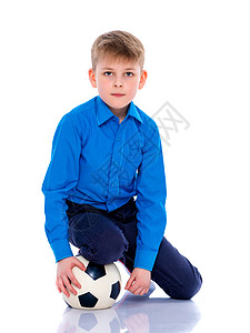 小男孩在玩足球球呢场地比赛团队玩家行动俱乐部运动员踢球者竞技球员图片