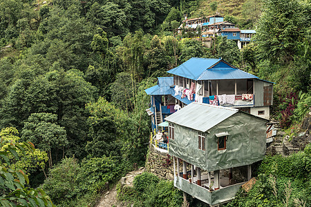 尼泊尔Annaourna地区山村的房屋金属植物晴天建筑学爬坡房子农村风景旅行木头图片