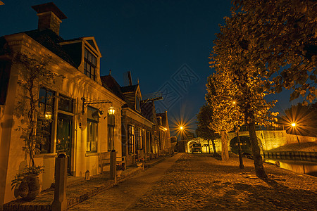 荷兰Sloten市夜间的历史房屋 位于荷兰斯隆市图片