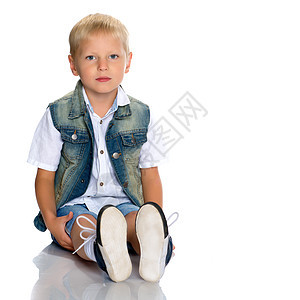 小男孩坐在地板上青年工作室乐趣房间童年白色孩子儿童微笑快乐图片