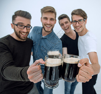 一群快乐的年轻男子 连着啤酒杯聚会酒精庆典团队享受玻璃友谊俱乐部运动团体图片
