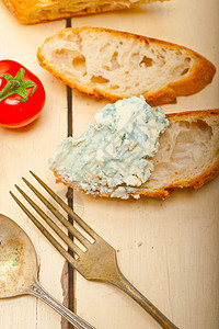 新鲜蓝乳酪酱面法国面包绿色熟食午餐勺子小吃红色美食美味乡村木板图片