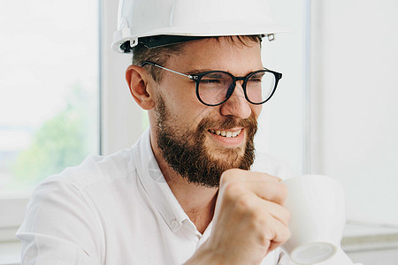 白头盔男子工作表技术和专业技术及职业技能衣领领班建筑师成人男人承包商商业工程活动安全图片