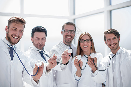 一组医生持有其听诊器微笑专家成人女士诊所男人医师雇员联盟卫生图片