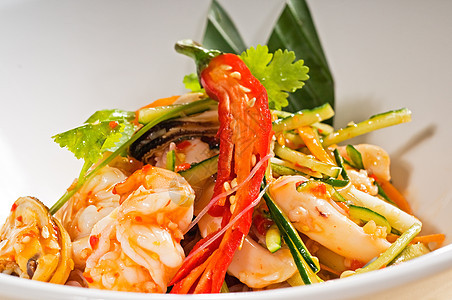 新鲜海鲜泰式沙拉宏观香菜美食贝类草药烧烤营养盘子食物午餐图片