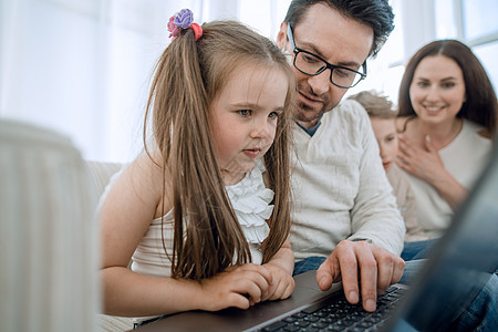 Dad教女儿使用笔记本电脑童年互联网教导技术女性乐趣孩子房间成人父亲图片